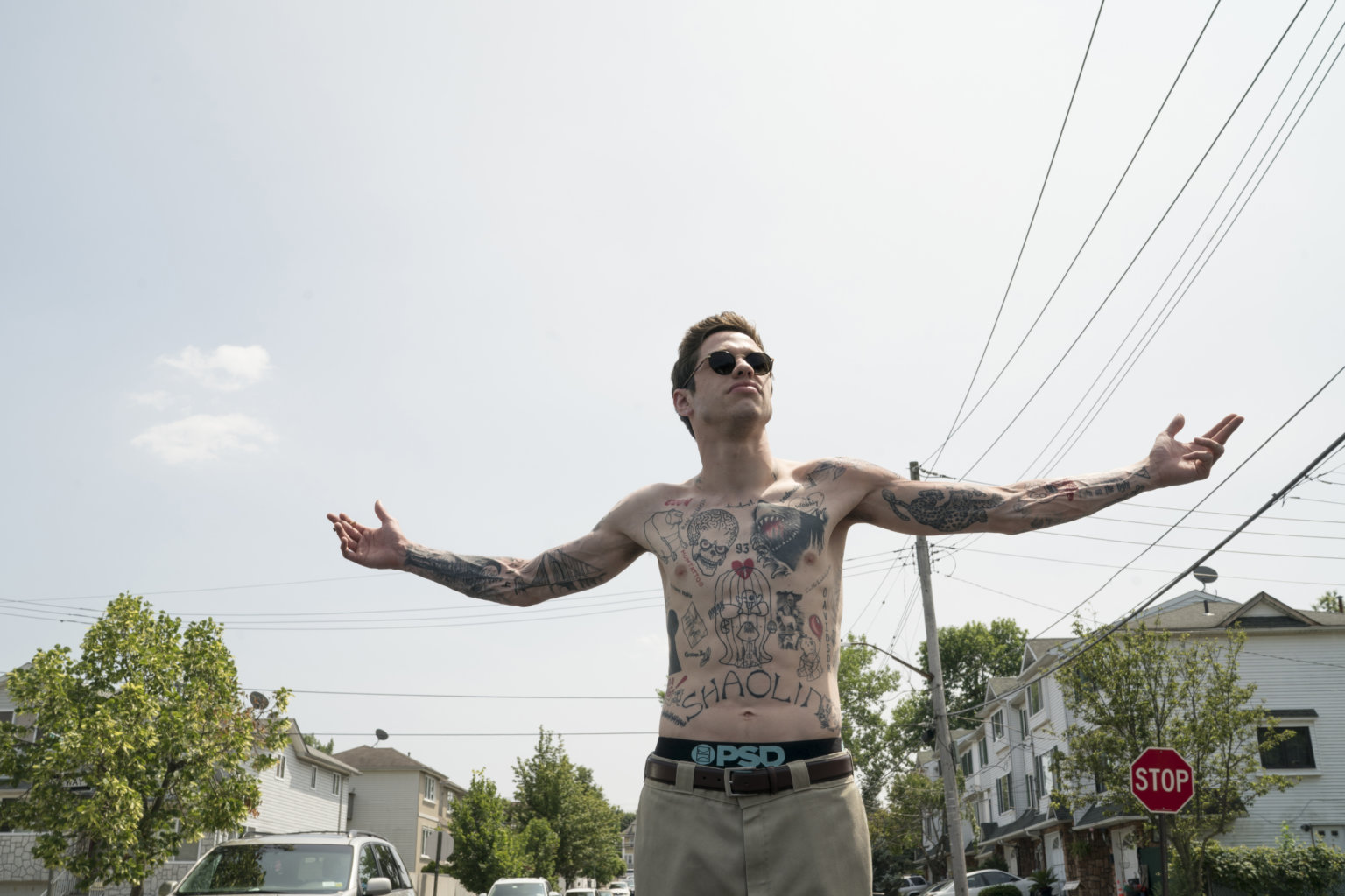 L'acteur Pete Davidson, sans chandail, dans son rôle de Scott Carlin dans le film The King of Staten Island