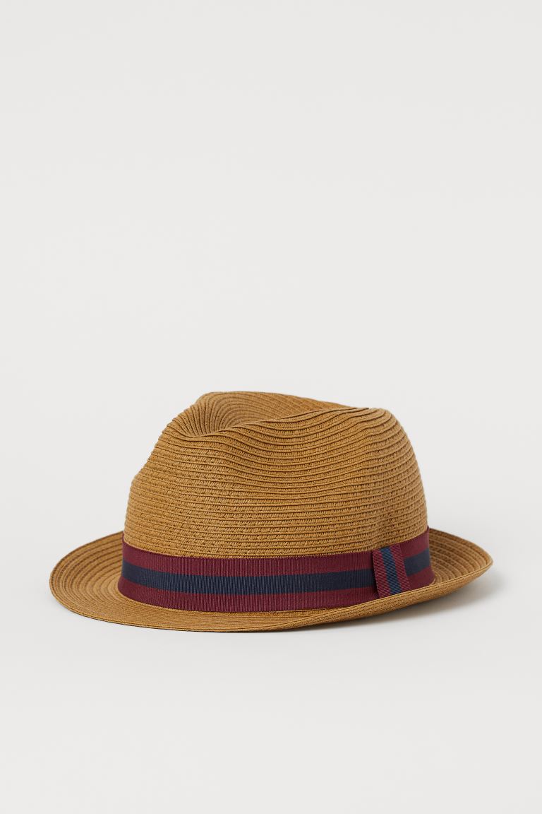 Chapeau de paille de couleur beige