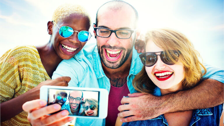 Nos iPhone et iPad pourraient nous permettre de faire des selfies de groupe à distance. Apple-iPhone brevet selfie egoportrait groupe à distance