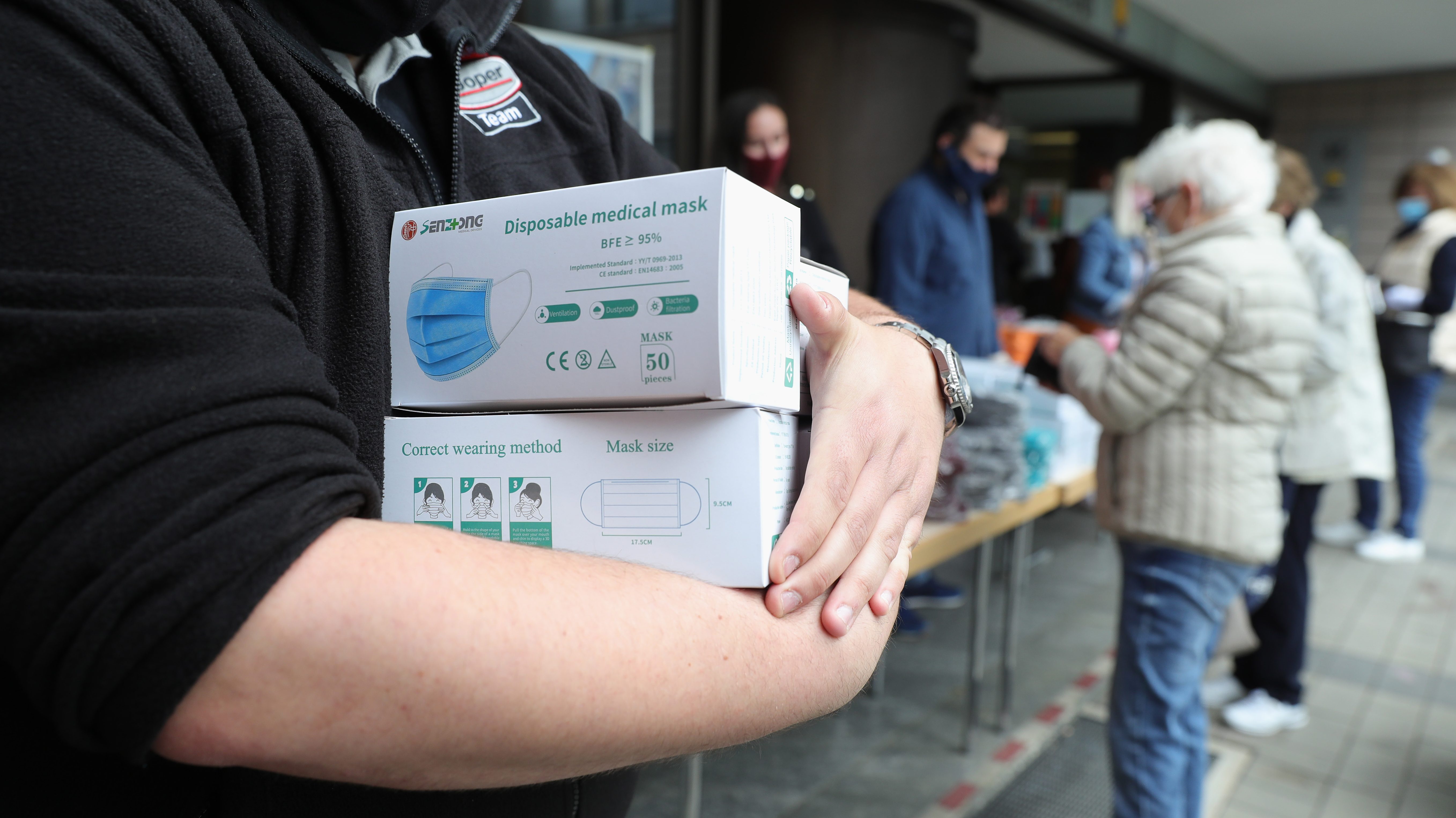 Une distribution de masques.