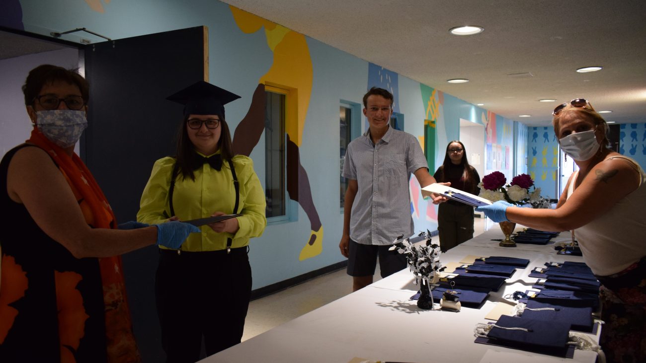 Pour pallier le manque d’un rite de passage important dans la vie des jeunes, l’école secondaire Daniel-Johnson a souhaité marquer le coup en organisant une cérémonie pour les finissants.