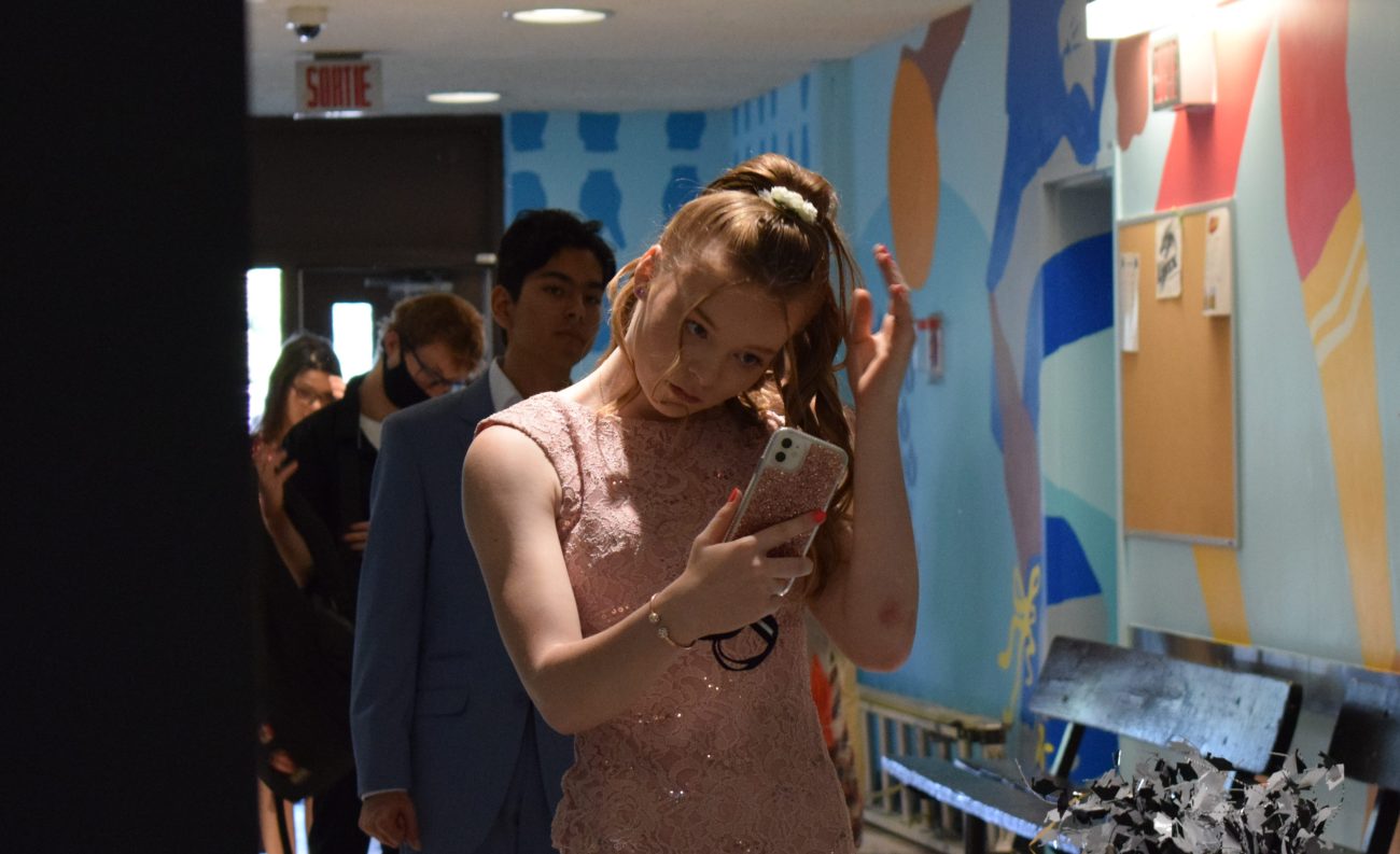 Pour pallier le manque d’un rite de passage important dans la vie des jeunes, l’école secondaire Daniel-Johnson a souhaité marquer le coup en organisant une cérémonie pour les finissants.