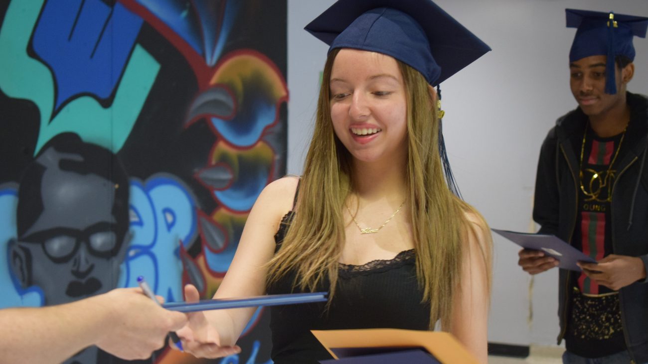 Pour pallier le manque d’un rite de passage important dans la vie des jeunes, l’école secondaire Daniel-Johnson a souhaité marquer le coup en organisant une cérémonie pour les finissants.