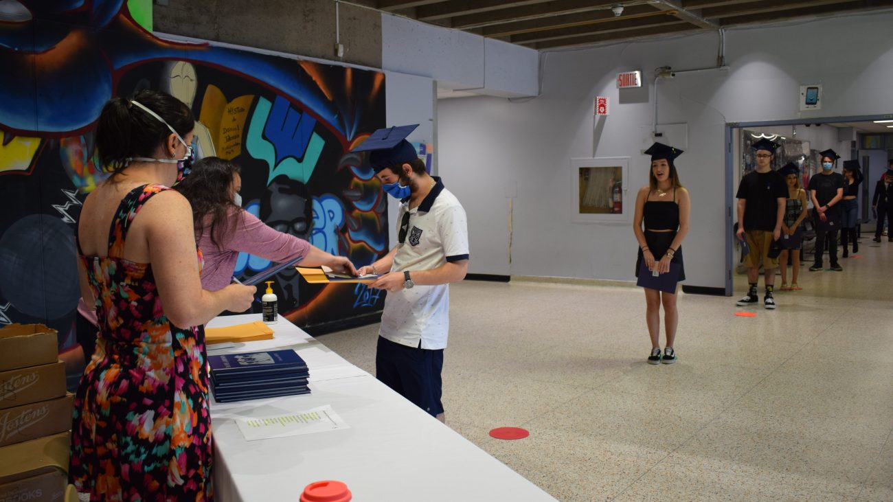 Pour pallier le manque d’un rite de passage important dans la vie des jeunes, l’école secondaire Daniel-Johnson a souhaité marquer le coup en organisant une cérémonie pour les finissants.