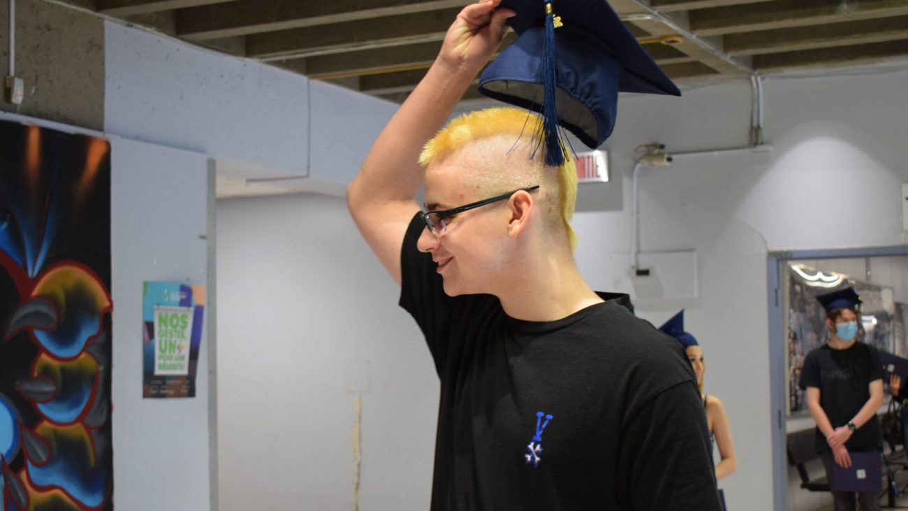 Pour pallier le manque d’un rite de passage important dans la vie des jeunes, l’école secondaire Daniel-Johnson a souhaité marquer le coup en organisant une cérémonie pour les finissants.