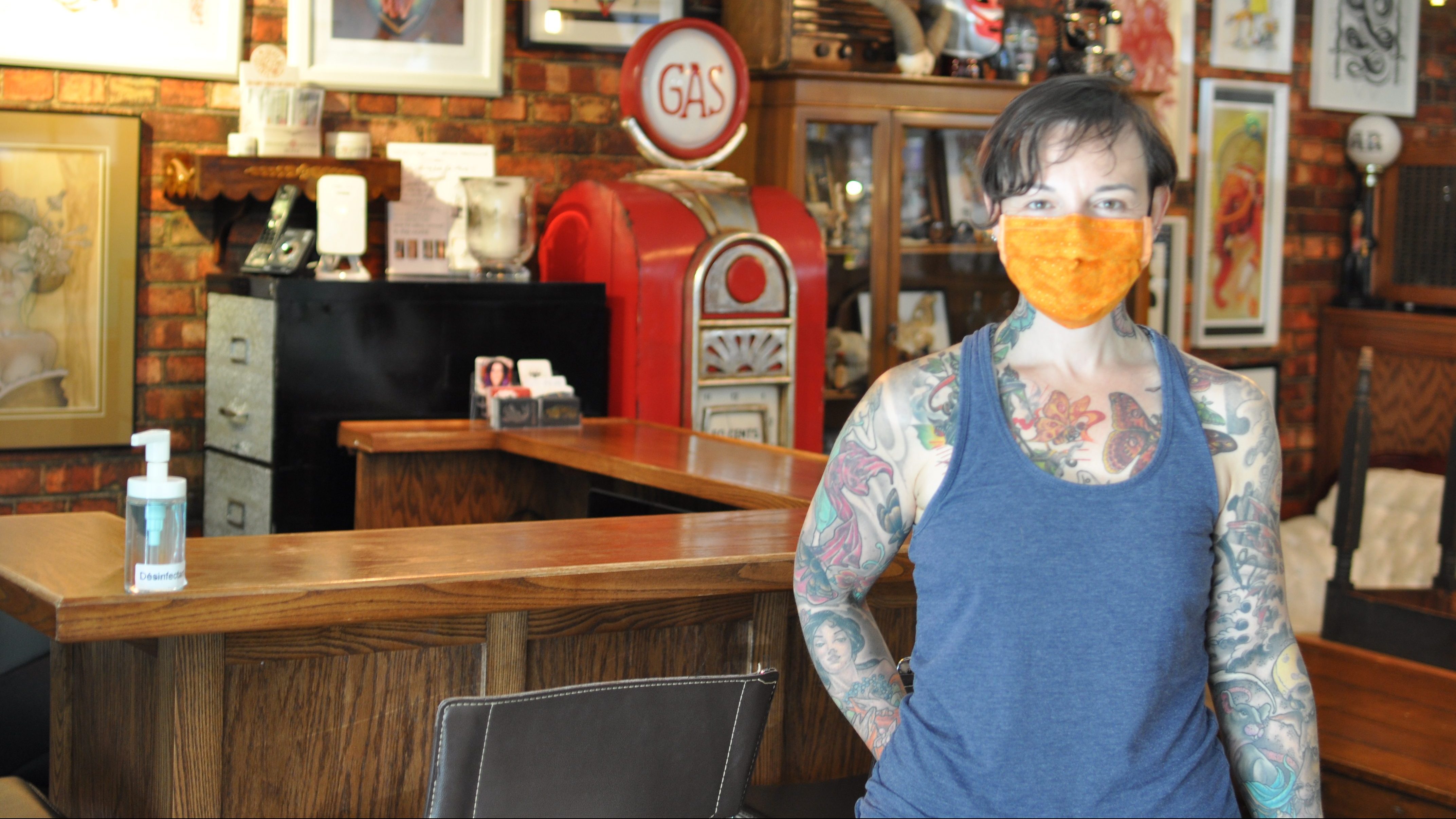 Les salons de tatouage ont rouvert leur porte la semaine dernière. La propriétaire du Studio Artease, Erika Doyon, remarque que les clients avaient hâte.