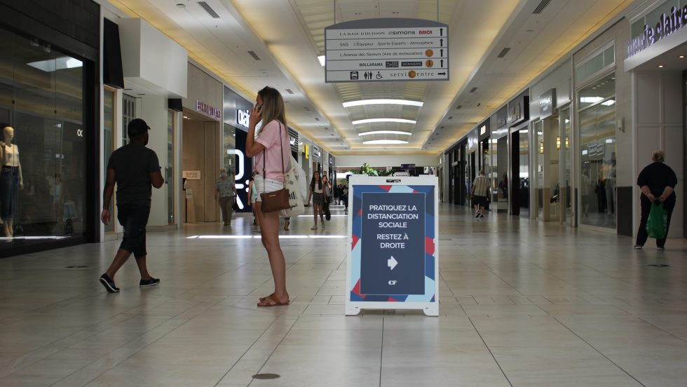 Jeunes et moins jeunes étaient au rendez-vous aujourd'hui, pour la réouverture des Galeries d’Anjou dans l’espoir d’un semblant de retour à la normale.