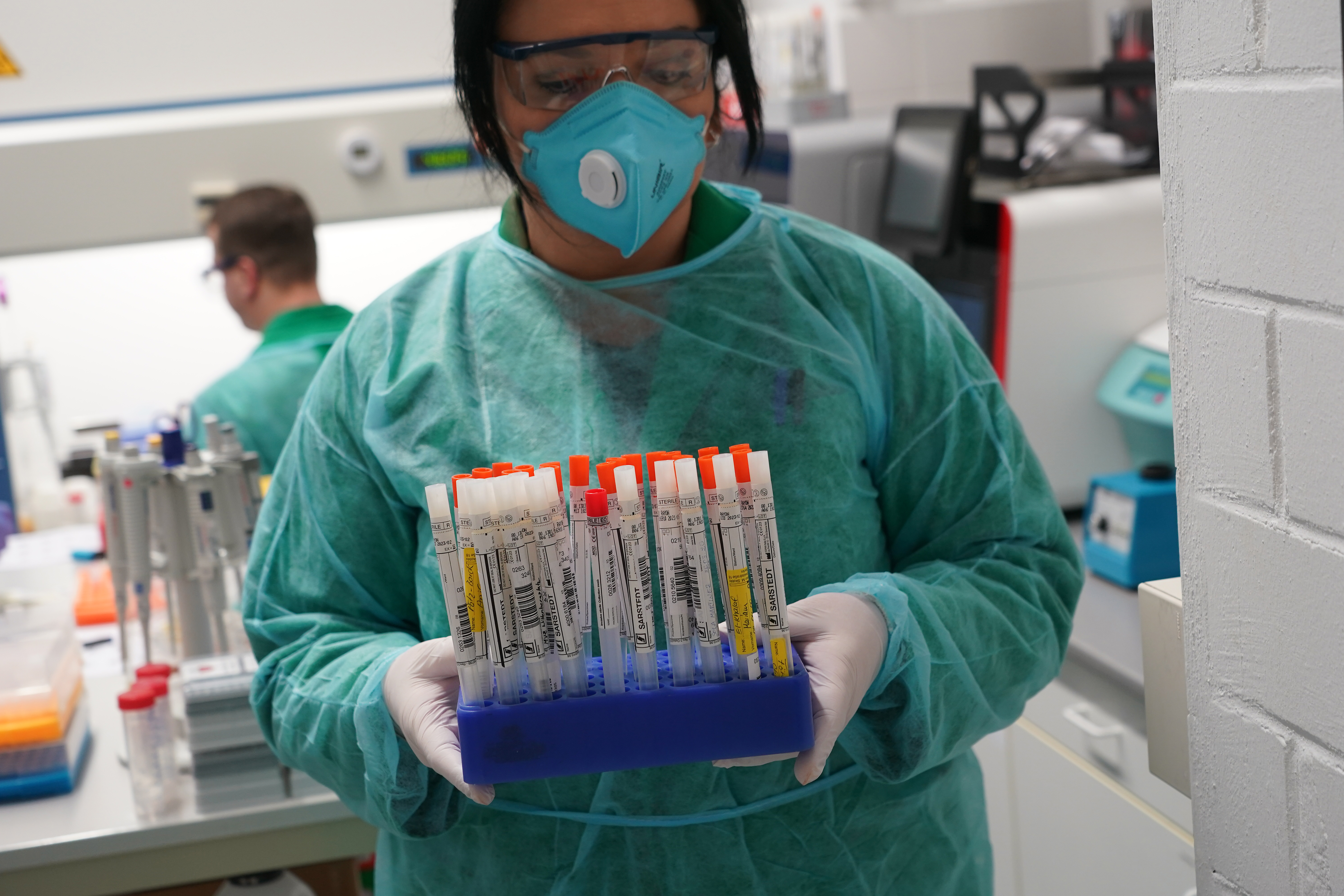 Une technicienne allemande lors du processus de dépistage