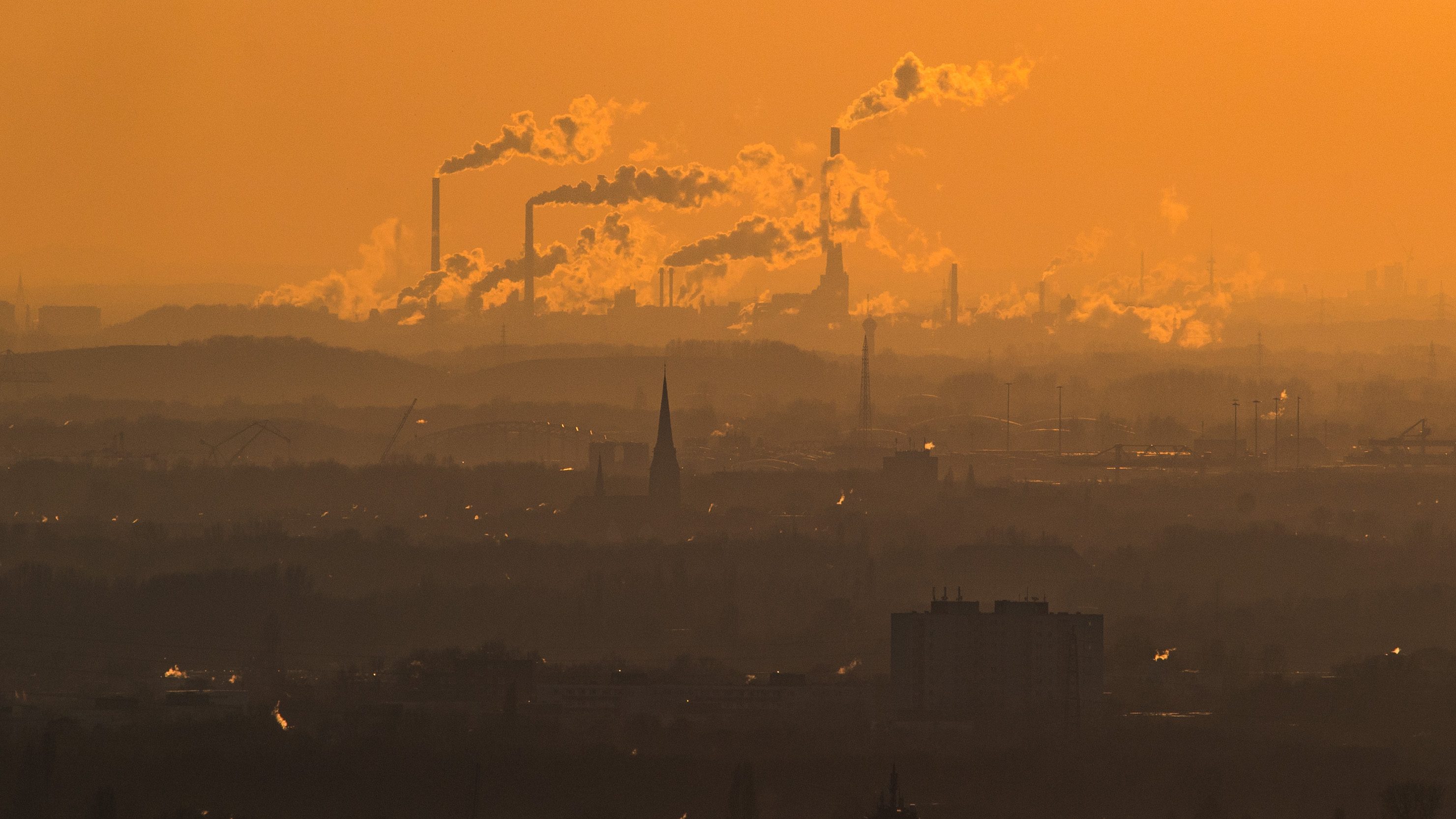 Des GES émergent de différentes usines.