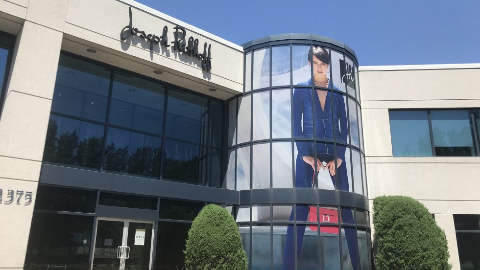 Le fabricant de vêtements Joseph Ribkoff décroche un contrat pour l’expédition de 1,2 million de blouses médicales réutilisables au gouvernement du Canada.