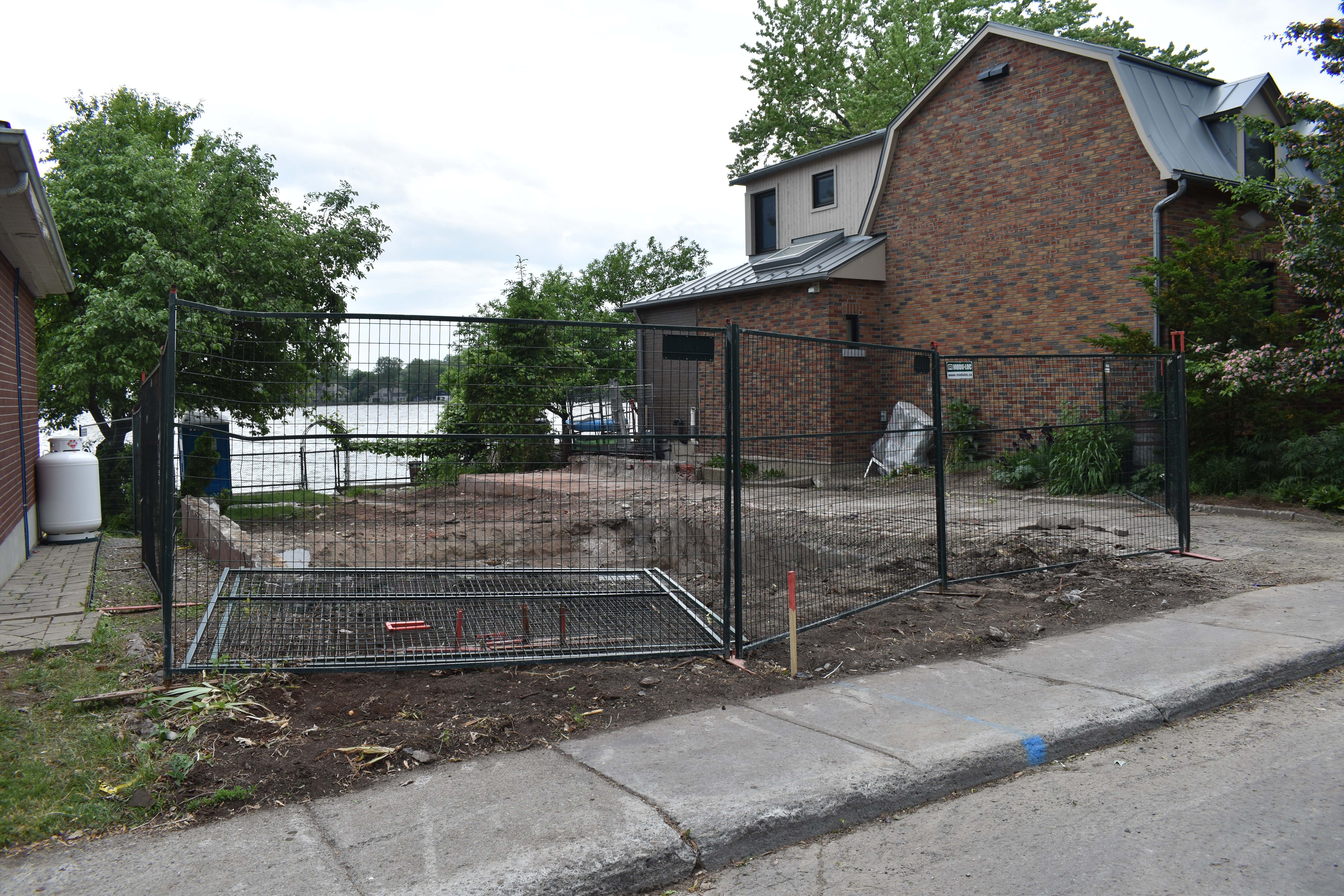 La démolition sans permis d'une maison datant de 1942 du Village de Pointe-Claire offusque la Société pour la sauvegarde du patrimoine de Pointe-Claire.