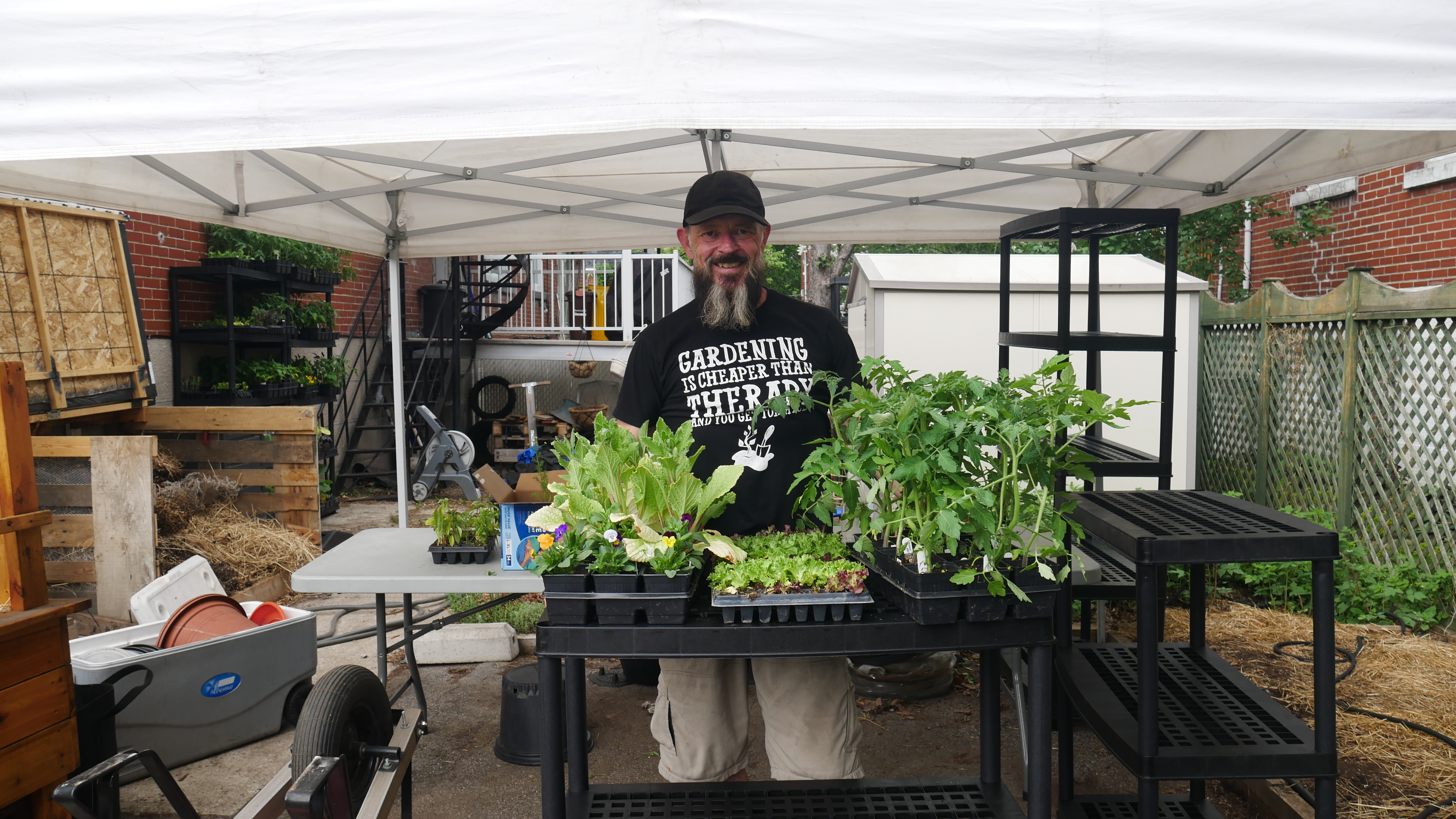Réal Migneault dans sa ferme de rue