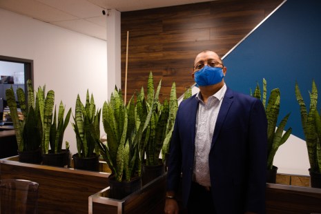 Roberto Labarca se tient dans l'entrée de l'AIEM.