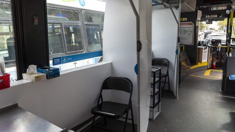 Une clinique de dépistage mobile a été aménagée dans un autobus de la STM.