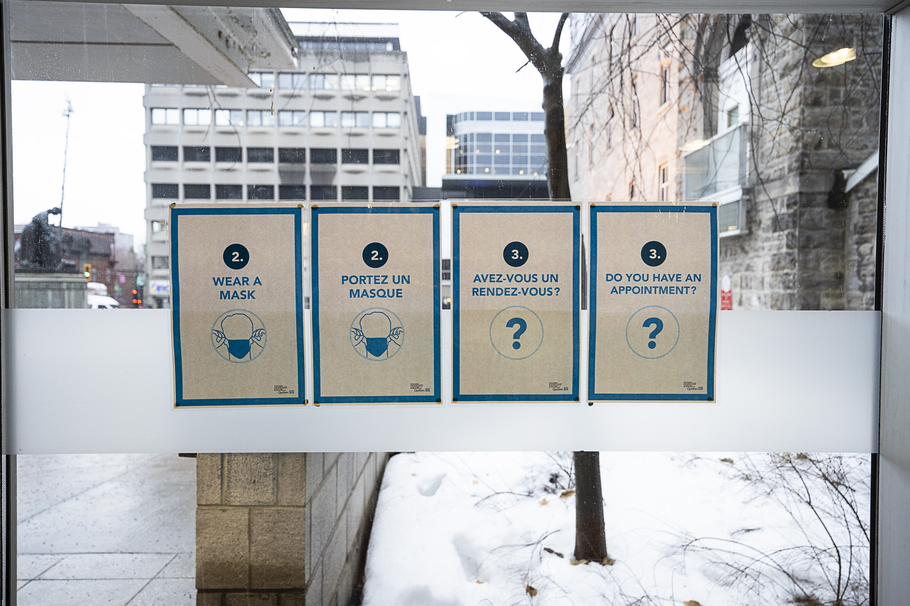 Une clinique d'évaluation du coronavirus. Le nombre de morts continue à augmenter au Québec.