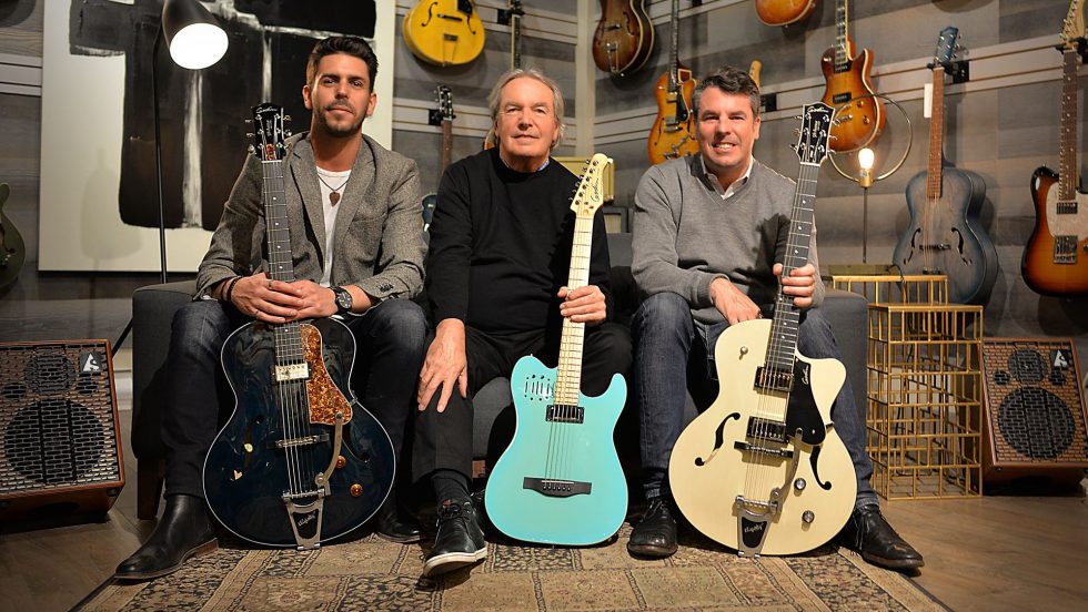 Robert Godin (au centre) a laissé la direction de la compagnie entre les mains de son fils Simon (à sa gauche), chargé du design, et de Patrick, qui gère surtout les ventes à l’international.