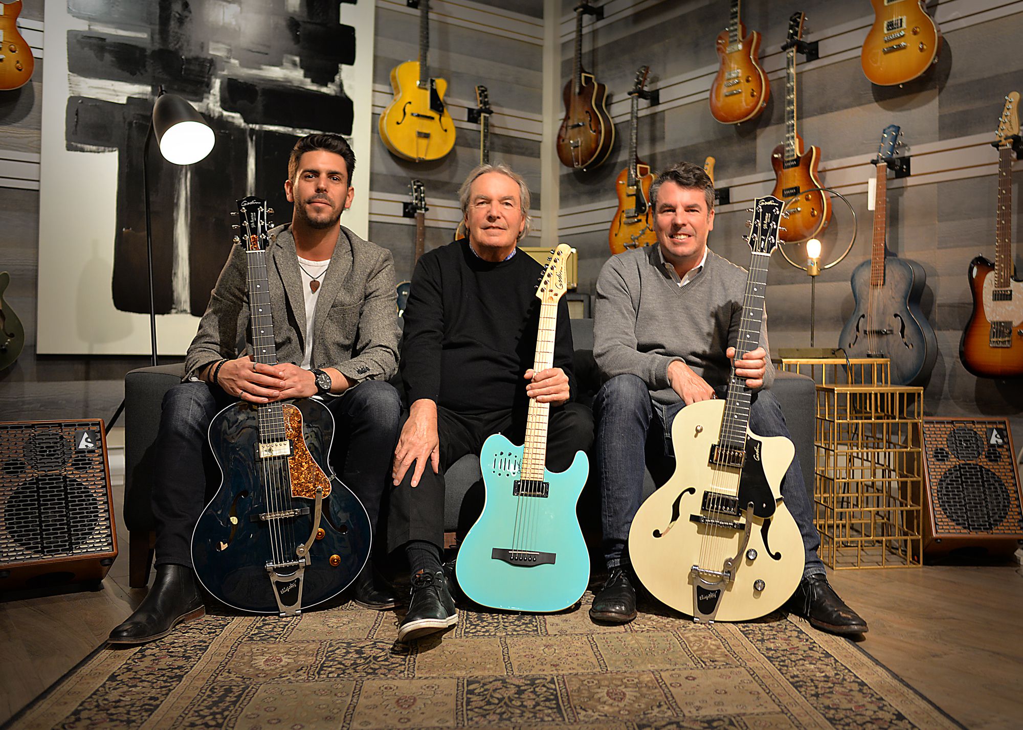 Robert Godin (au centre) a laissé la direction de la compagnie entre les mains de son fils Simon (à sa gauche), chargé du design, et de Patrick, qui gère surtout les ventes à l’international.