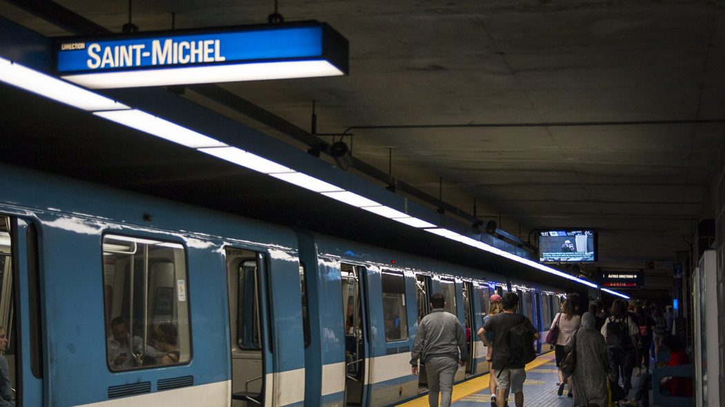 Des usagers du métro de Montréal sur la ligne bleue