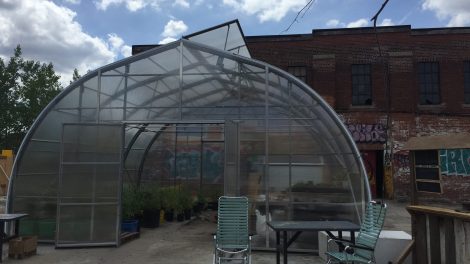 Une mini serre compose le projet La Fermette du Bâtiment 7.