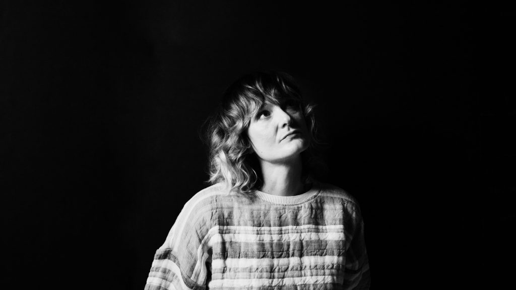 Portrait en noir et blanc d'Elizabeth Powell, chanteuse et guitariste du groupe Land of Talk, qui vient de sortir l'album Indistinct Conversations.