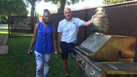 Marie Ronique Aristilde et Michel Binette devant le barbecue carbonisé.