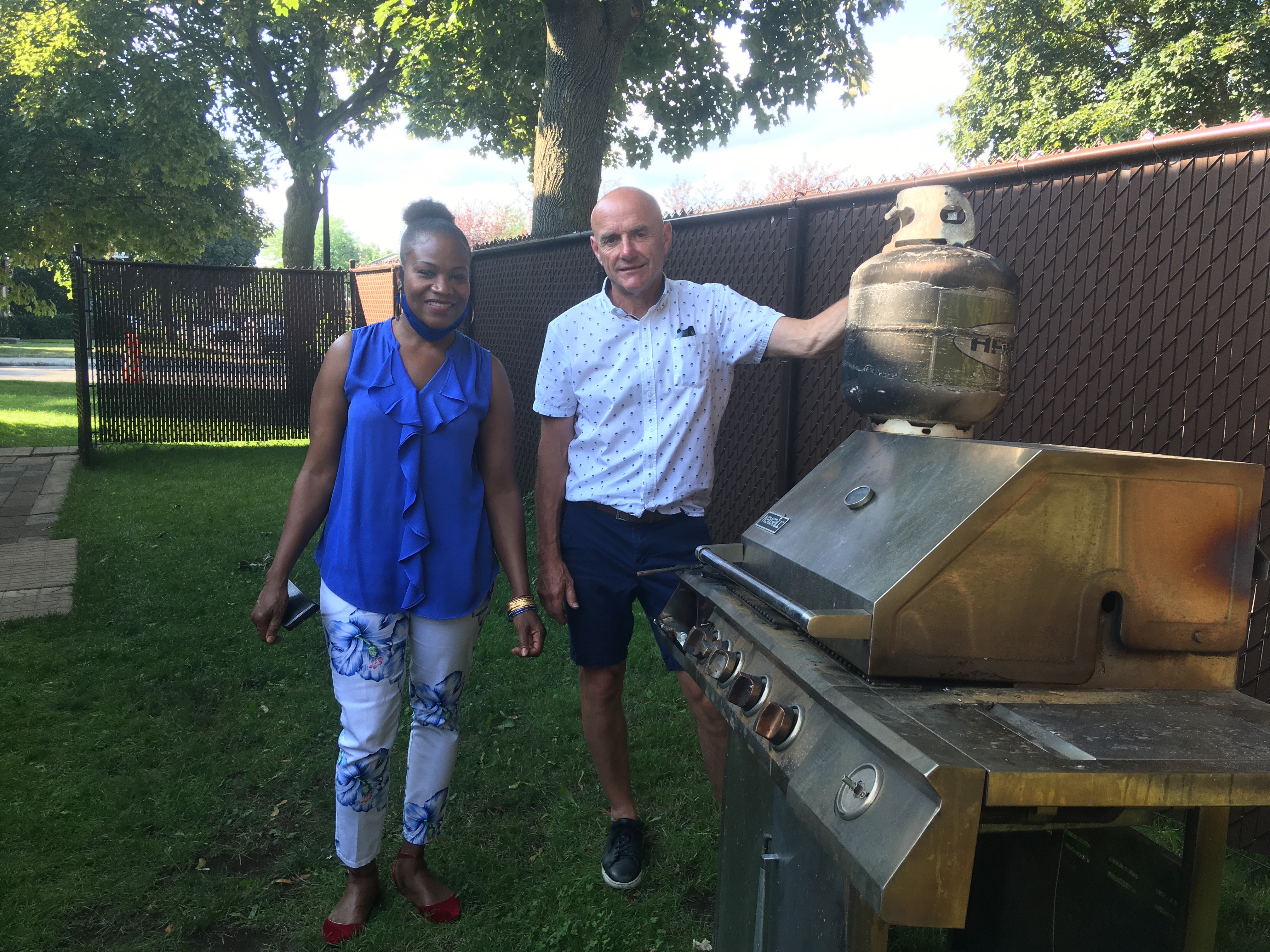 Marie Ronique Aristilde et Michel Binette devant le barbecue carbonisé.