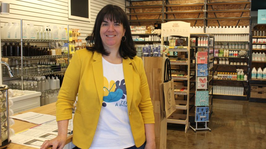 Annie Martel, finaliste du Concours ESTim, dans son magasin Terre à soi.