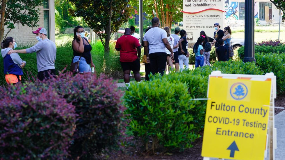 L'OMS invite les pays les plus touchés par le coronavirus à faire attention. Une importante résurgence a eu lieu récemment aux États-Unis, dont à Atlanta.