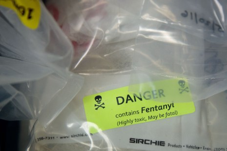 Plusieurs drogues dures en circulation peuvent contenir du fentanyl, un puissant et dangereux médicament d'ordonnance.