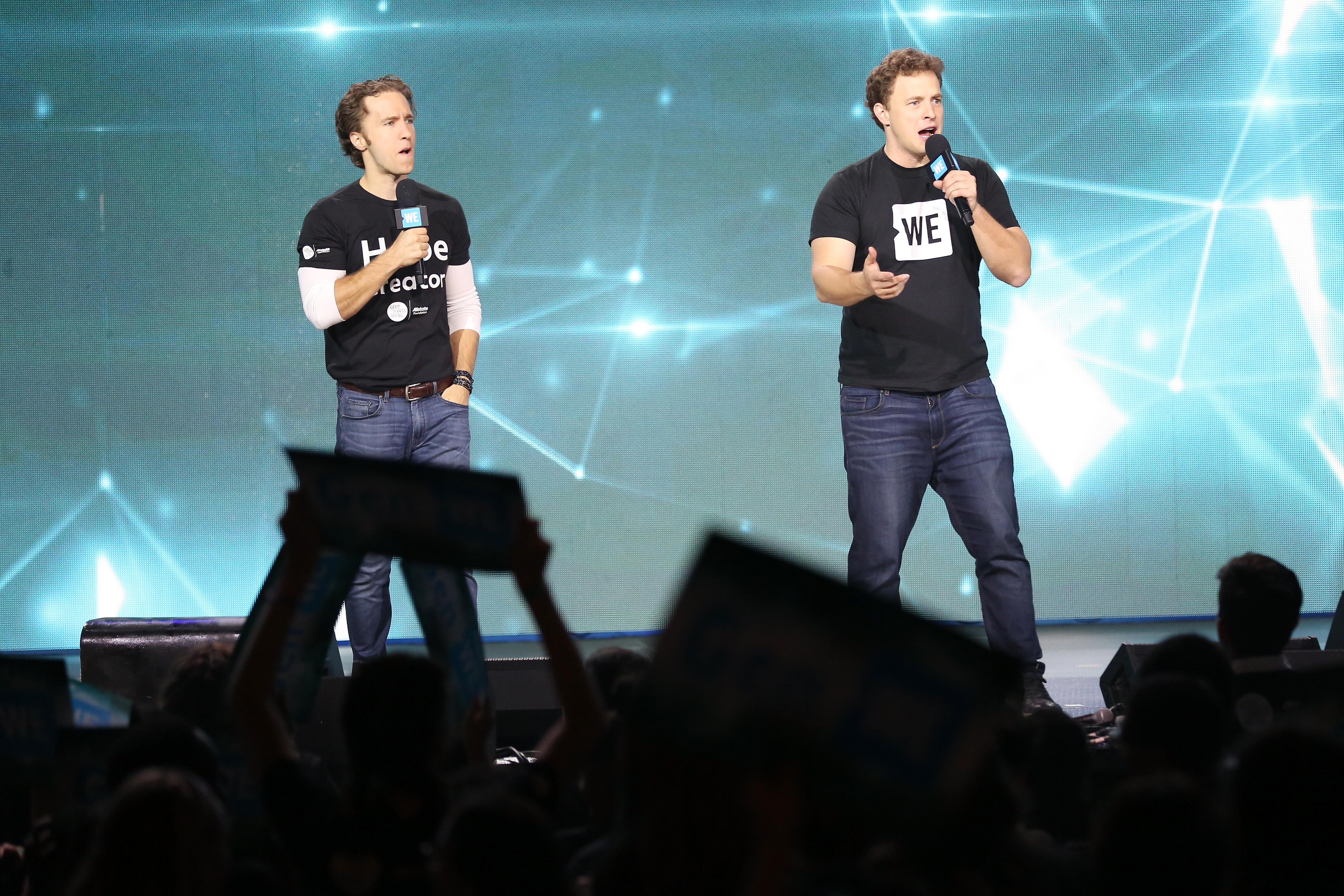 Craig et Marc Kielburger donnent un discours sur une scène lors d’un événement UNIS à New York le 20 septembre 2017.