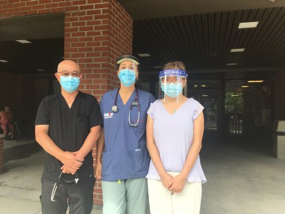 Les trois médecins devant le CHSLD Loria-Lepage.