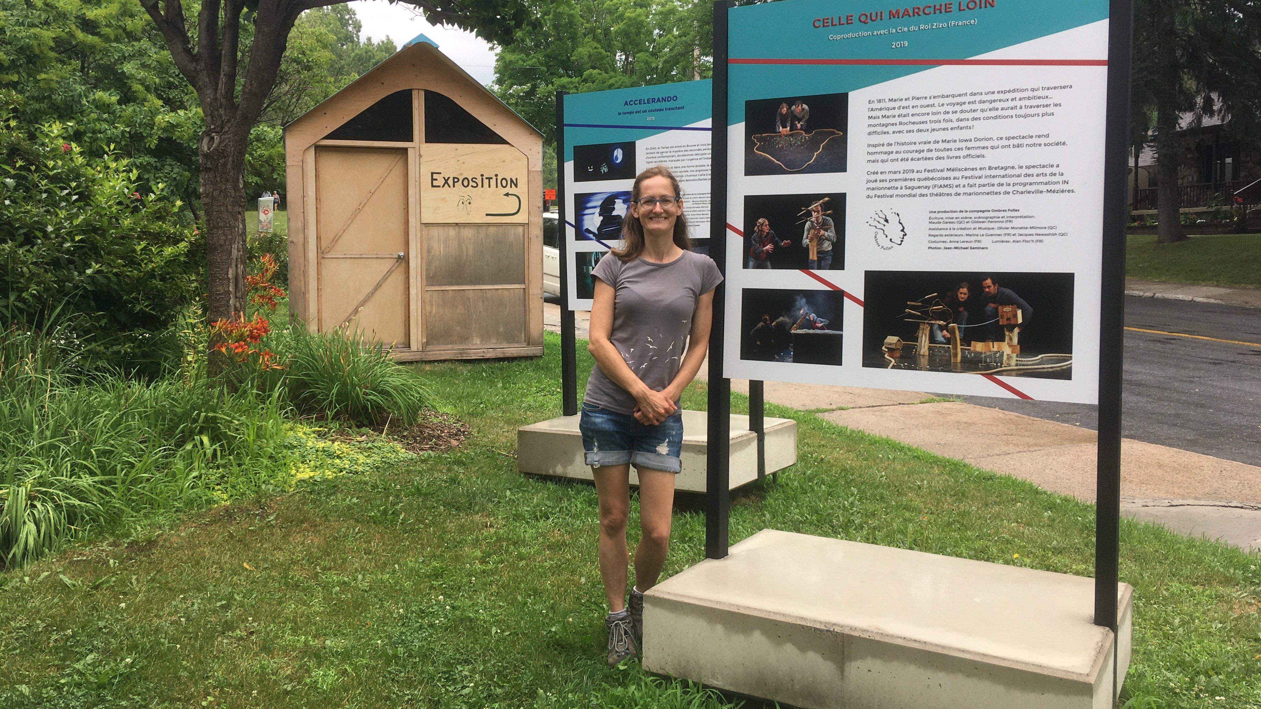 Maude Gareau devant les cabanes de la Maison Pierre-Chartrand.