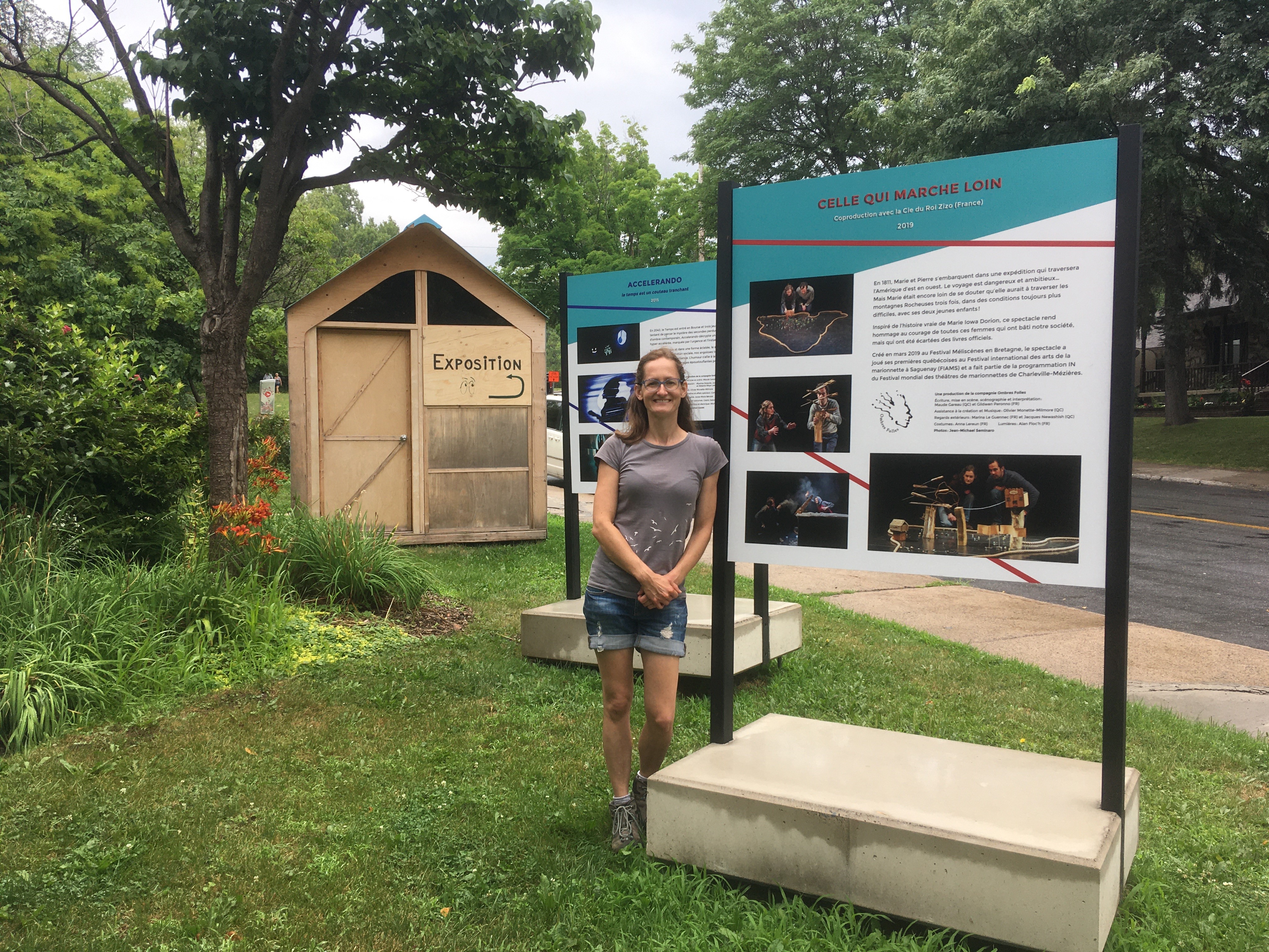 Maude Gareau devant les cabanes de la Maison Pierre-Chartrand.