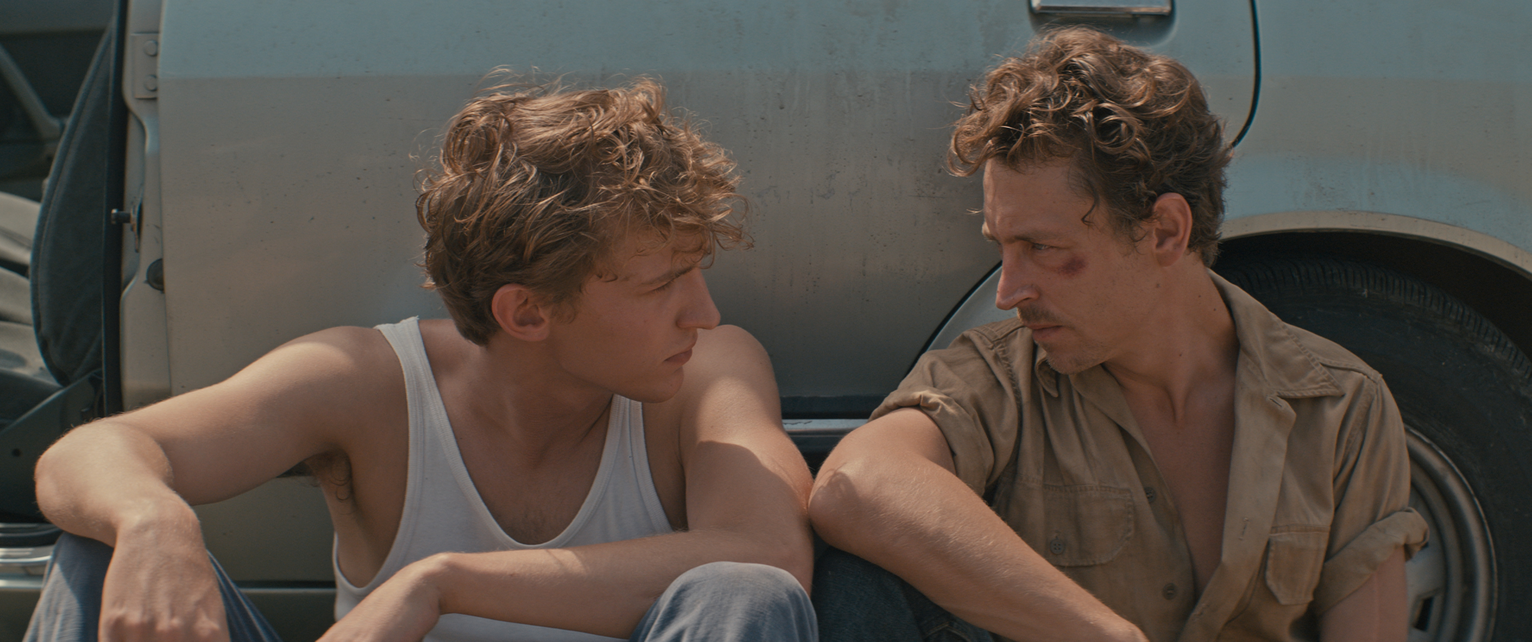Aliocha Schneider et Vincent Rottiers dans le film Pompéi