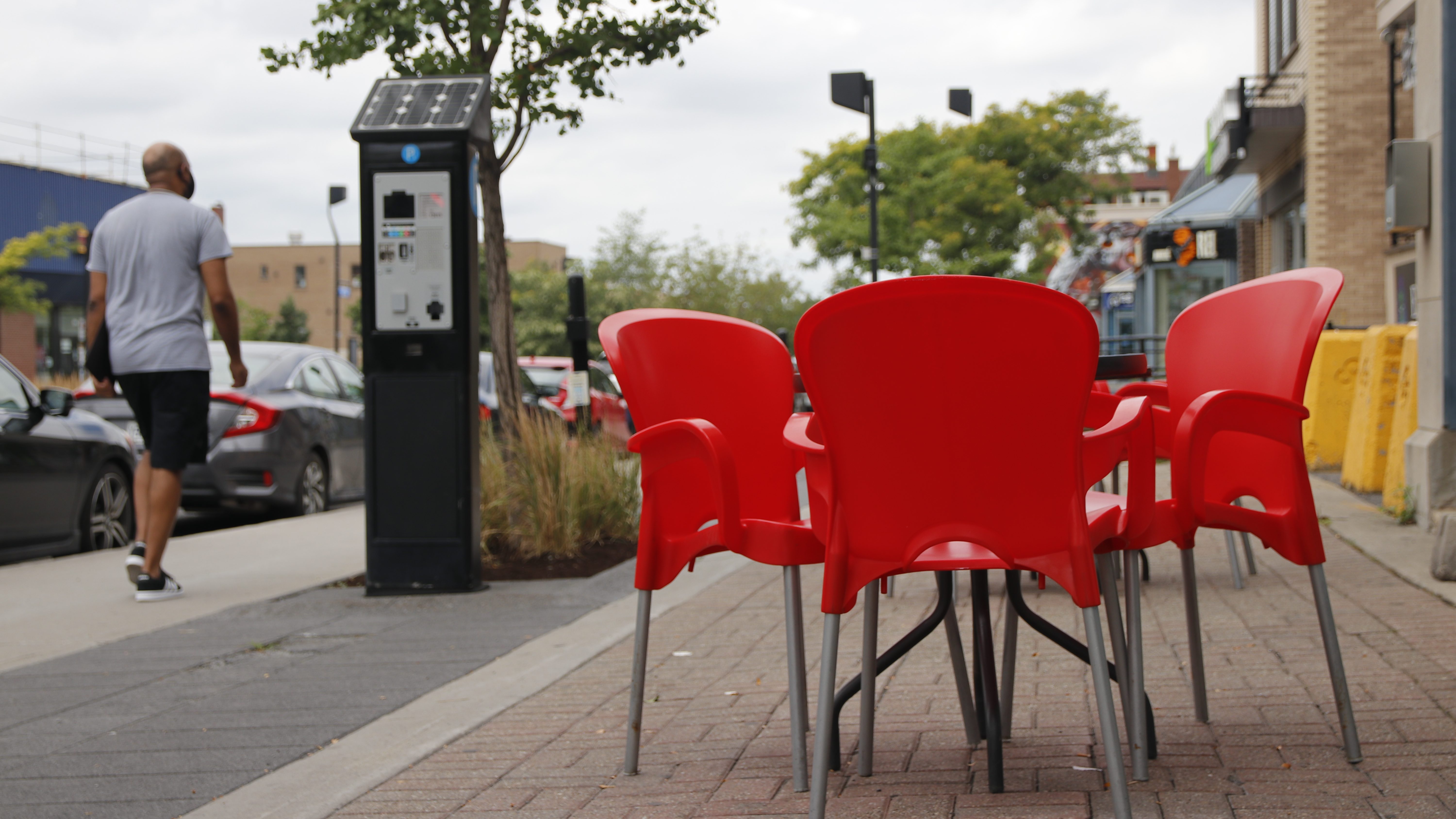 Terrasse au Cafe Zaza sur le boulevard Décarie.