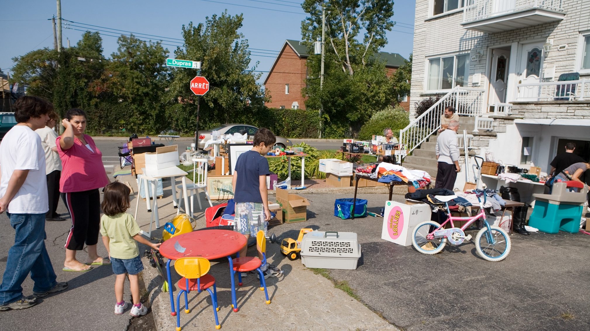 Avant la pandémie de la COVID-19, les citoyens pouvaient déambuler comme bon leur semblait dans les ventes-débarras.