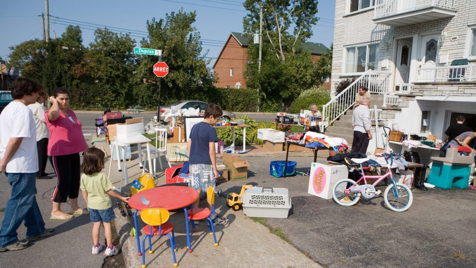 Avant la pandémie de la COVID-19, les citoyens pouvaient déambuler comme bon leur semblait dans les ventes-débarras.