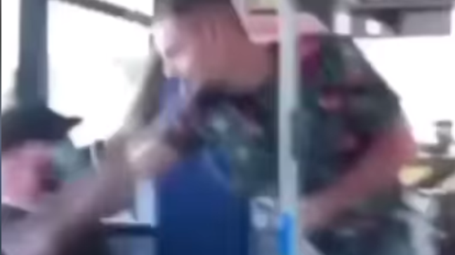 Un homme sans masque frappe un passager masqué lors d'une bagarre dans un autobus de la STM.