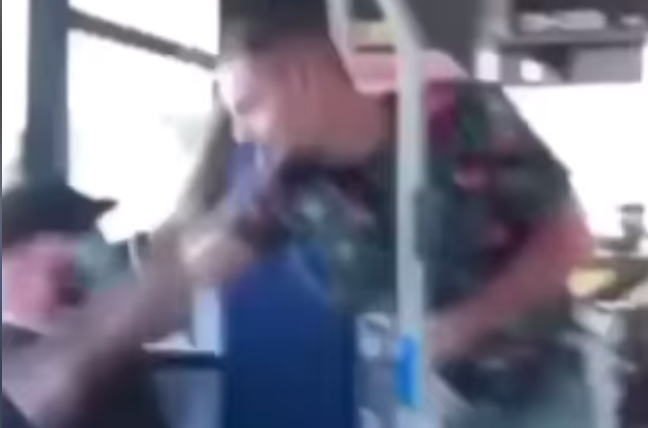 Un homme sans masque frappe un passager masqué lors d'une bagarre dans un autobus de la STM.