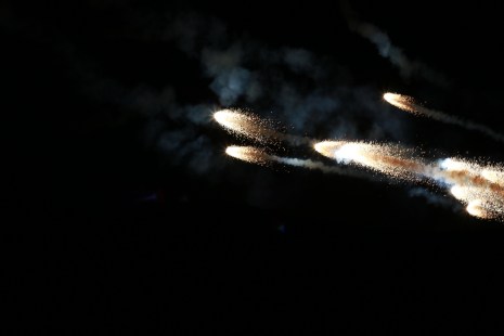 Des feux d'artifice dans le ciel.