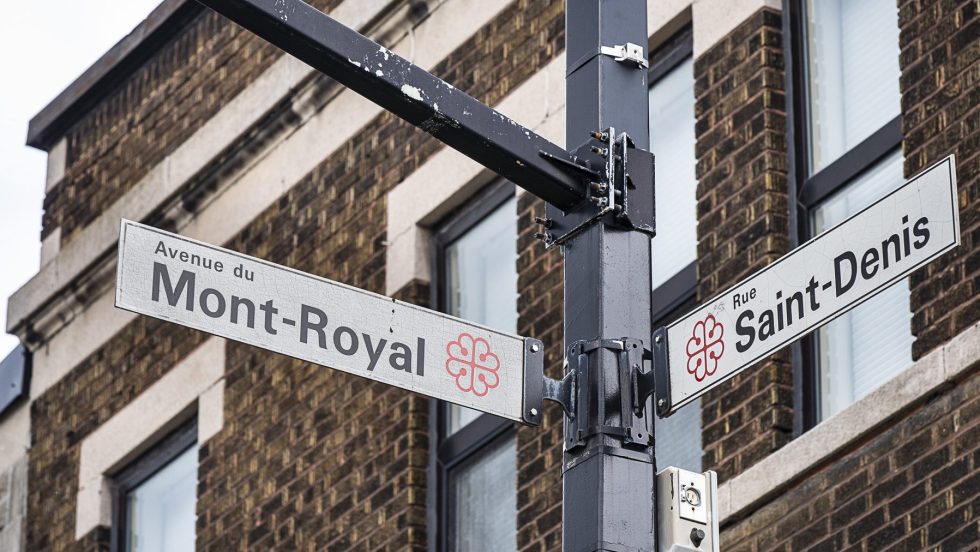 Panneaux montrant les noms de la rue Saint-Denis et de l’avenue du Mont-Royal, dans l’arrondissement du Plateau-Mont-Royal.