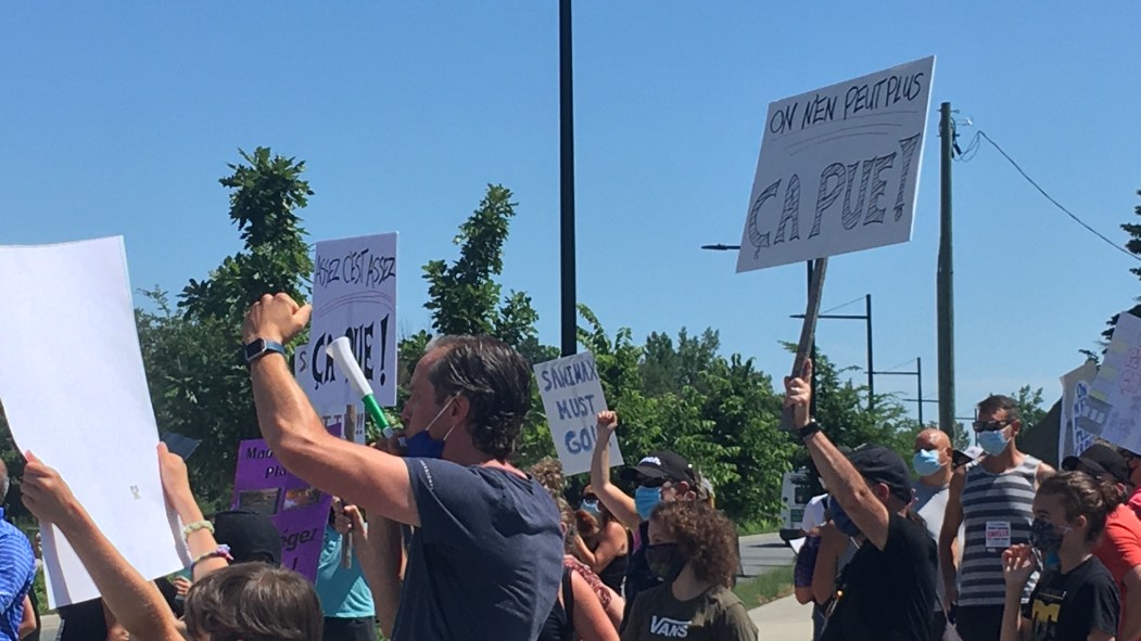 Les manifestants ont dénoncé les mauvaises odeurs qui se dégagent de l'usine.