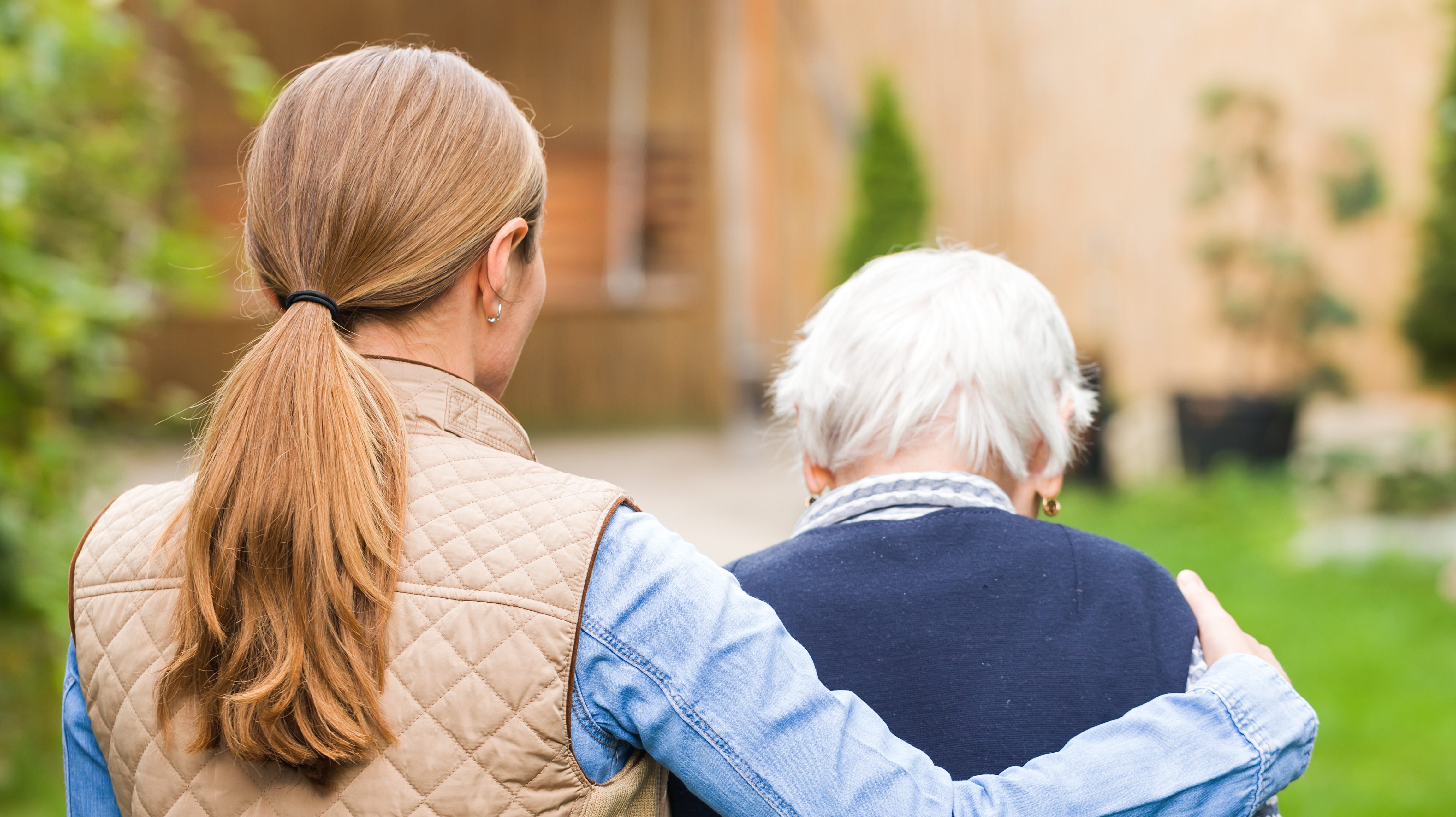 Les futurs PAB admissibles à la PCU et la PCUE peuvent empocher l'argent du fédéral et la bourse provinciale durant leur formation pour travailler en CHSLD.
