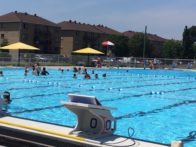 Une trentaine de baigneurs dans la piscine.
