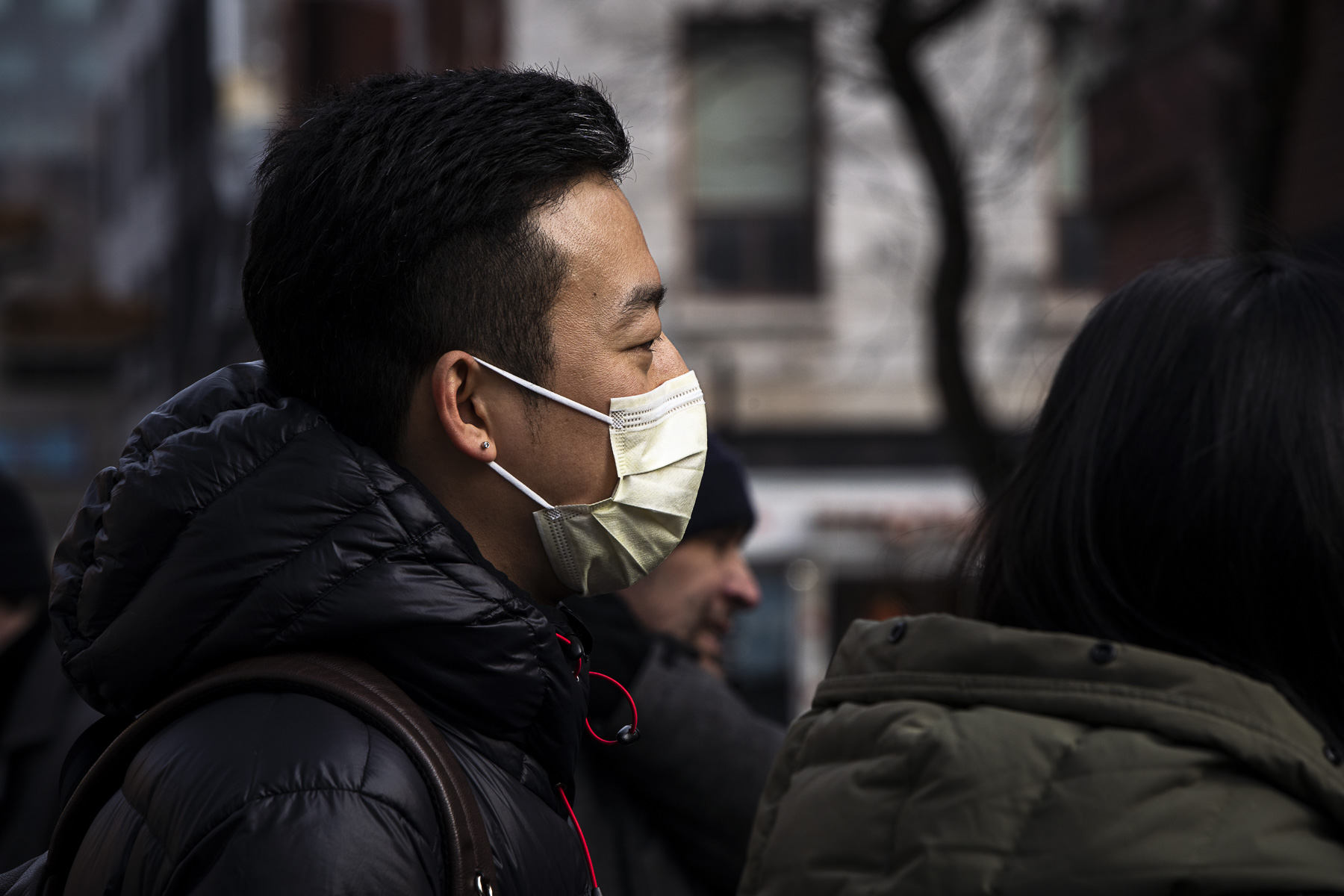 Un homme porte un masque médical.