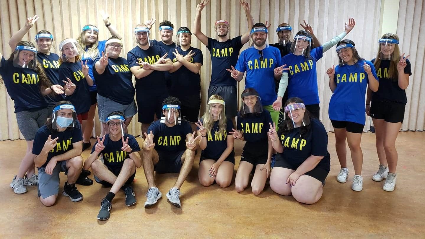 Au camp Happy Days, les animateurs portent la visière en tout temps.