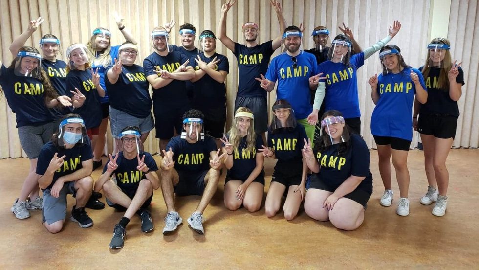 Au camp Happy Days, les animateurs portent la visière en tout temps.