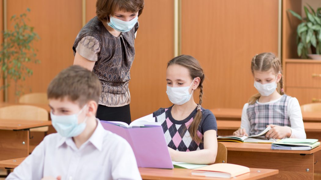 Rentrée: la CNESST recommande des masques et une protection oculaire pour les enseignants