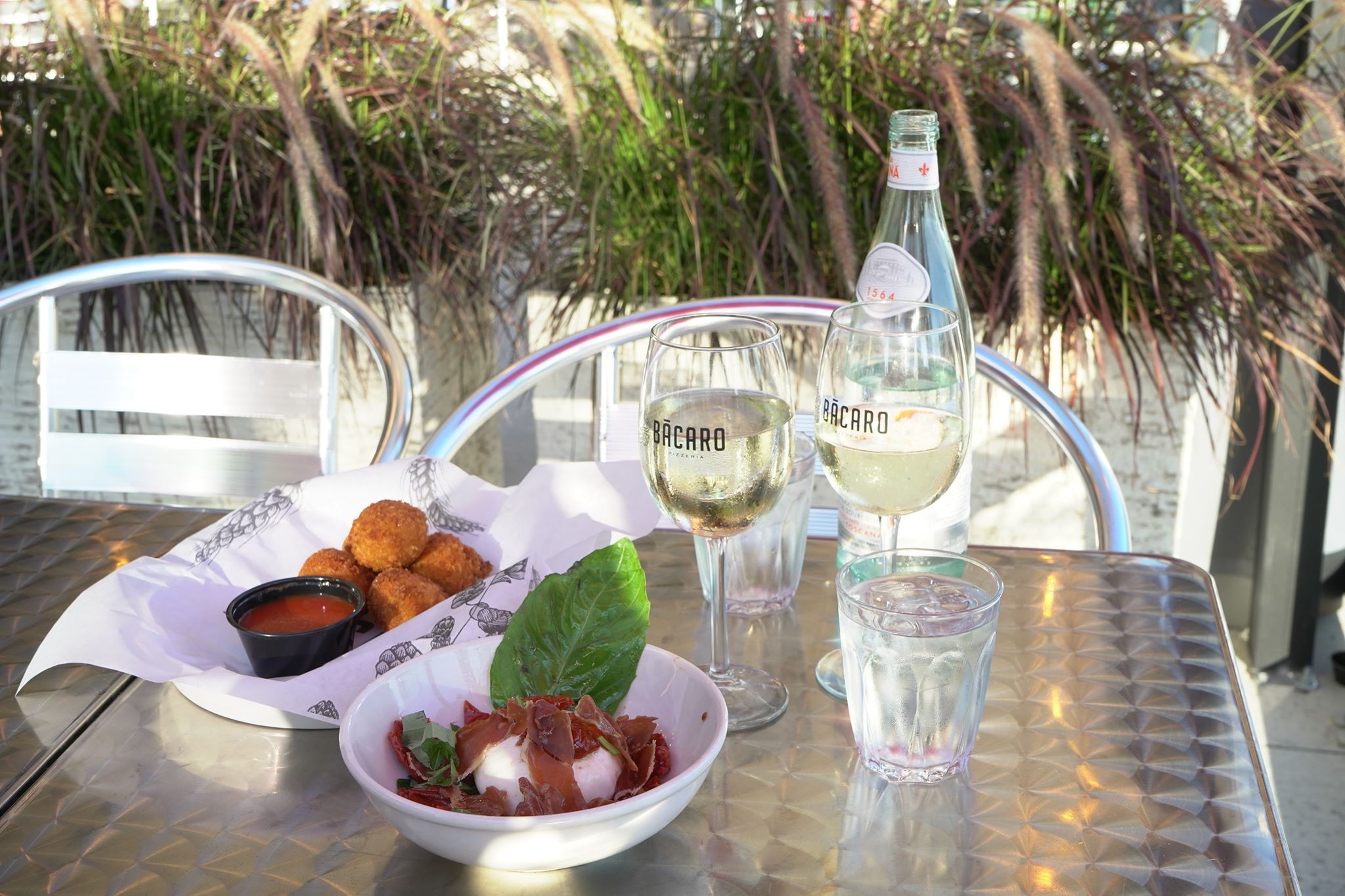 Table de restaurant avec des plats et des verres dessus