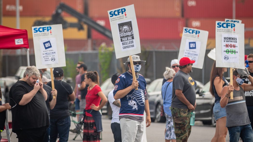 Des travailleurs manifestent après le déclenchement d’une grève générale illimitée annoncée par le syndicat des débardeurs du port de Montréal (SCFP 375)